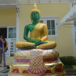 พระแก้วเนื้อเรซิ่นปิดทอง หน้าตัก 50 นิ้ว ปางฤดูฝน